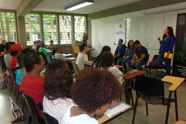 Jóvenes de La Loma en la Escuela de Ética y Cultura de Paz